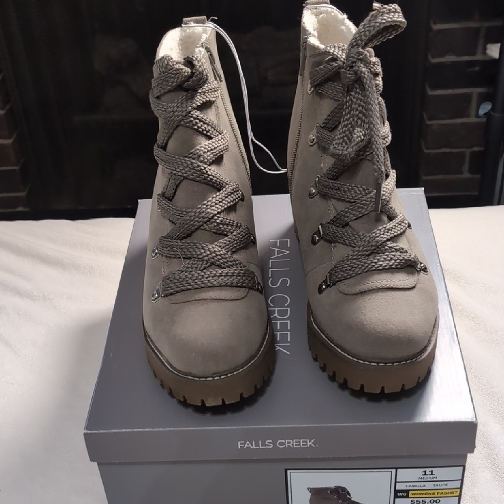 NWT Women's Size 11 Medium Falls Creek Taupe Memory Foam Hiker Boots